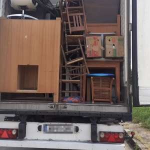 Aproape 10 tone de mobilier și haine uzate, oprite la intrarea în ţară