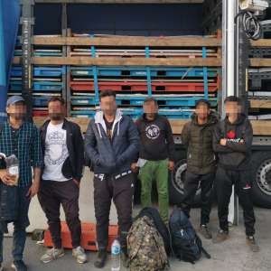 143 de cetăţeni străini opriţi la PTF Nădlac II si PTF Borş. Într-un singur TIR au fost descoperite ascunse 64 de persoane