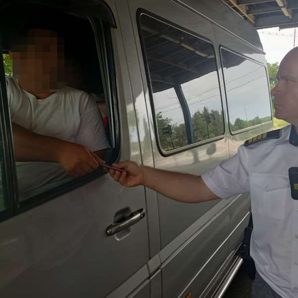 Pieton surprins la volan, sancționat penal de polițiștii de frontieră hușeni