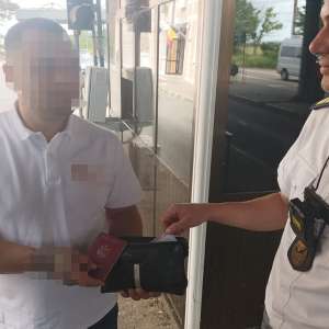 Tânăr din R. Moldova cercetat penal pentru o carte de identitate falsă descoperită asupra lui