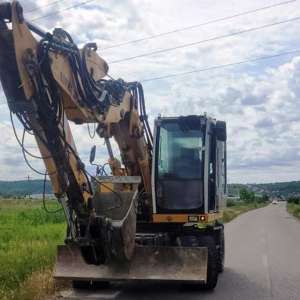 Depistat la volanul unui utilaj neînmatriculat şi fără a avea persmis de conducere