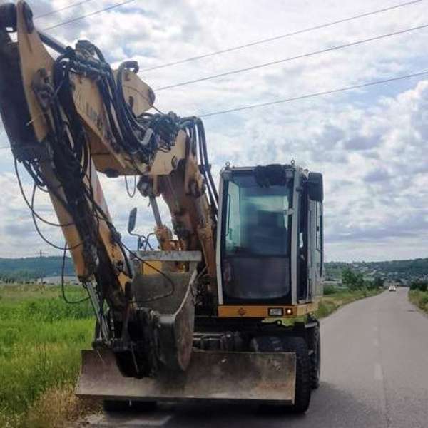 Depistat la volanul unui utilaj neînmatriculat şi fără a avea permis de conducere