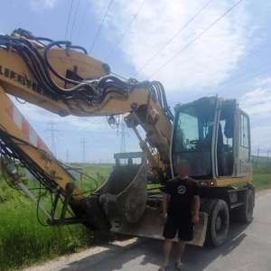 Depistat la volanul unui utilaj neînmatriculat şi fără a avea persmis de conducere