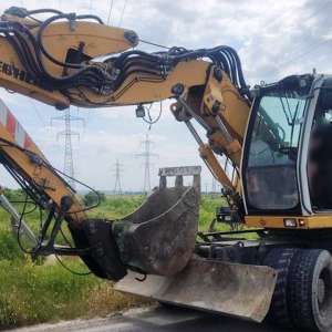 Depistat la volanul unui utilaj neînmatriculat şi fără a avea persmis de conducere