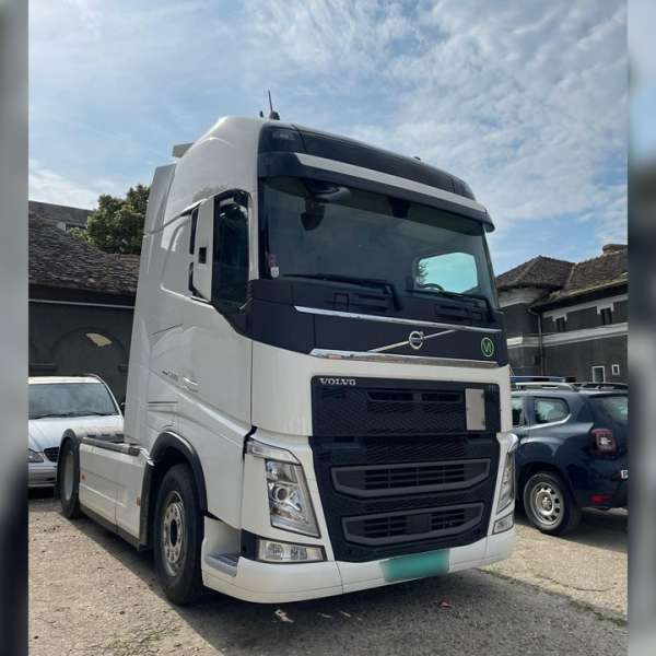 Două autocamioane și un microbuz, căutate de autoritățile din Slovenia și Germania,  descoperite în P.T.F. Calafat