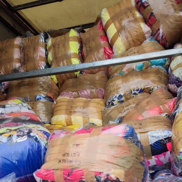 TIR încărcat cu peste 22 tone de deșeuri, oprit la P.T.F. Petea