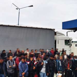 56 de cetăţeni străini opriţi la PTF Nădlac II. Într-un singur TIR au fost descoperite ascunse 54 de persoane