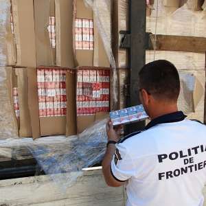 Ţigări de contrabandă în valoare de aproximativ 2,3 milioane de euro, descoperite la P.T.F. Giurgiu. Șoferul automarfarului a fost reținut pentru 24 de ore