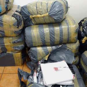 Cantitate considerabilă de articole vestimentare contrafăcute, descoperite într-o autoutilitară