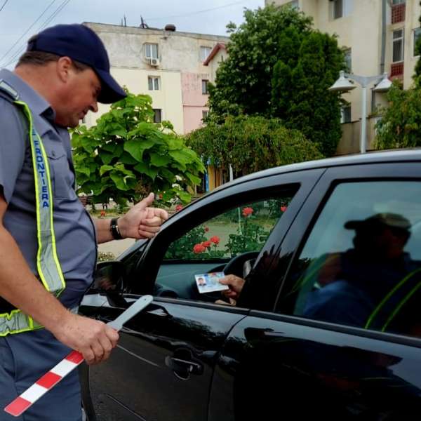 Tânăr în stare de ebrietate, depistat la volan
