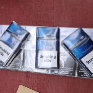 Țigarete, mii de lei și stații de emisie - recepție descoperite în urma unor percheziții la Botoșani