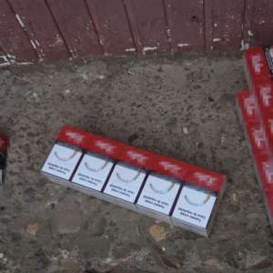 Țigarete, mii de lei și stații de emisie - recepție descoperite în urma unor percheziții la Botoșani