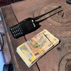 Țigarete, mii de lei și stații de emisie - recepție descoperite în urma unor percheziții la Botoșani