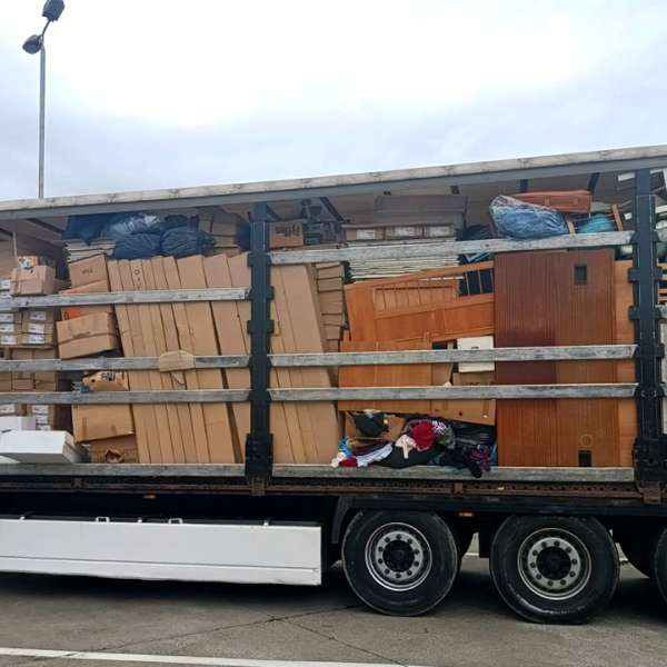 TIR încărcat cu 22 tone de deșeuri, oprit la P.T.F. Petea