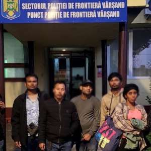 22 de cetăţeni străini, depistați ascunși în două TIR-uri la PTF Vărșand