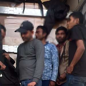 22 de cetăţeni străini, depistați ascunși în două TIR-uri la PTF Vărșand
