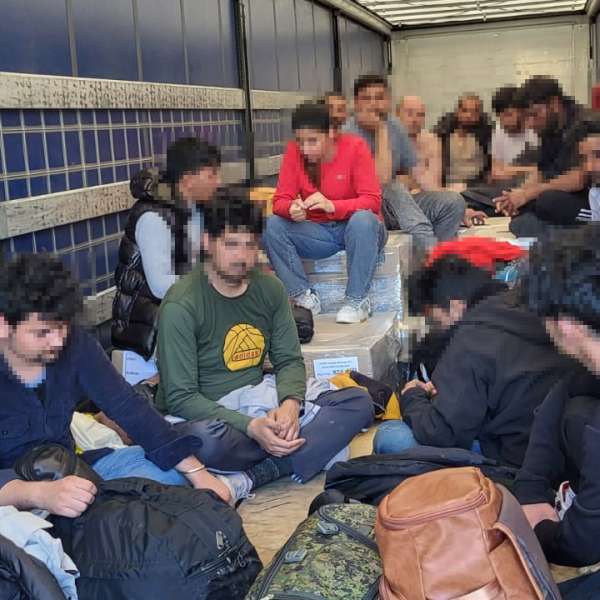 22 de cetăţeni străini, depistați ascunși în două TIR-uri la PTF Vărșand