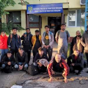 22 de cetăţeni străini, depistați ascunși în două TIR-uri la PTF Vărșand