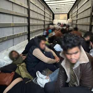 48 de cetățeni străini depistaţi ascunși într-un TIR