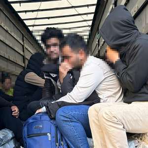 48 de cetățeni străini depistaţi ascunși într-un TIR