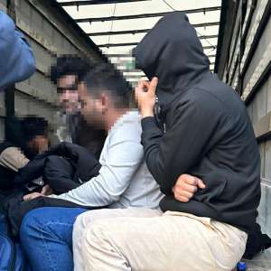 48 de cetățeni străini depistaţi ascunși într-un TIR