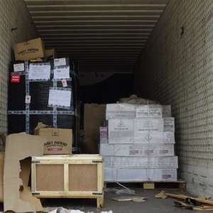 Peste 12.000 de flacoane cu parfum, în valoare de peste 7.000.000 lei, descoperite în PTF Calafat