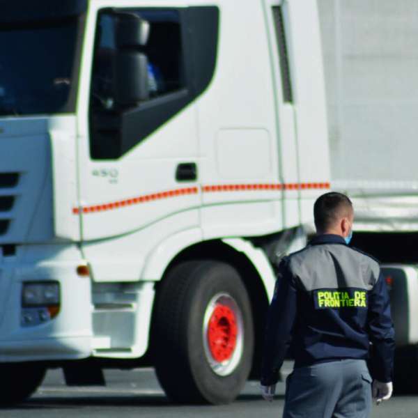 TIR încărcat cu aproximativ 14 tone de deșeuri, oprit la P.T.F. Petea