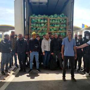 28 cetățeni sirieni, depistați ascunși într-un camion încărcat cu varză în PTF Giurgiu