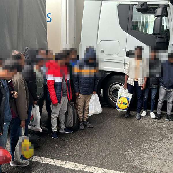 Trei mijloace de transport - 92 de cetățeni străini depistați ascunși