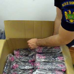 Bunuri contrafăcute, în valoare de aproximativ 1.000.000 lei,  descoperite într-un microbuz, la P.T.F. Calafat