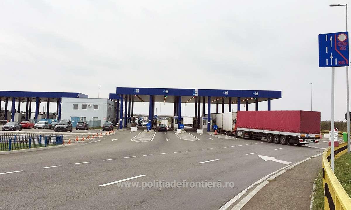 Peste 24.000 țigarete descoperite ascunse în bagaje şoferului unui autoturism