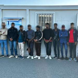 72 de cetățeni străini depistați ascunși în două TIR-uri si un microbuz