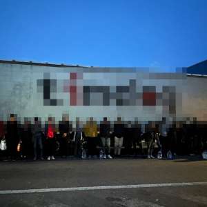 72 de cetățeni străini depistați ascunși în două TIR-uri si un microbuz