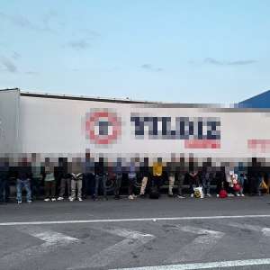 72 de cetățeni străini depistați ascunși în două TIR-uri si un microbuz