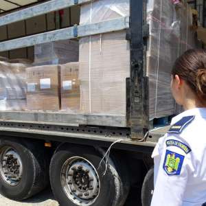 Parfumuri susceptibile a fi contrafăcute, în valoare de  3.215.000 lei, descoperite de polițiștii de frontieră doljeni