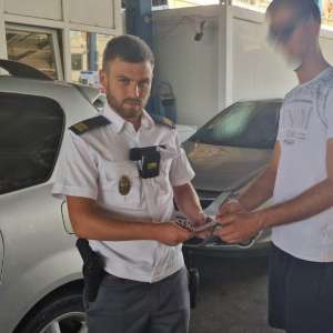 Cetăţean din R. Moldova cercetat penal pentru o carte de identitate falsă descoperită asupra lui