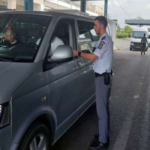 Falsuri procurate cu 400 de euro, descoperite la controlul de frontieră