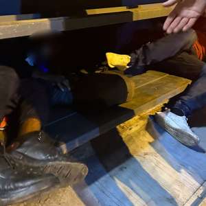 Două TIR-uri cu destinația Italia: 66 de cetățeni străini depistați ascunși și 18 cetăţeni din diverse state afro-asiatice descoperiți cu drona