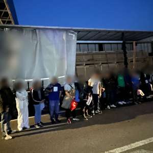 Două TIR-uri cu destinația Italia: 66 de cetățeni străini depistați ascunși și 18 cetăţeni din diverse state afro-asiatice descoperiți cu drona