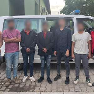 Zece cetățeni din Bangladesh, depistați în timp ce încercau să treacă  fraudulos frontiera în Serbia