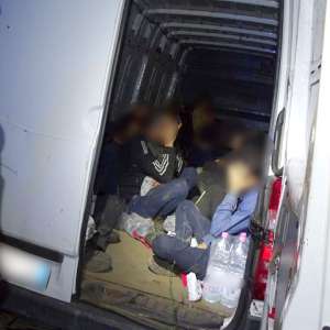 Microbuz cu 24 cetățeni sirieni și irakieni depistați de  polițiștii de frontieră doljeni