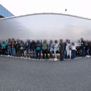 30 de cetățeni din Egipt şi Sri Lanka, depistaţi într-un TIR. Intenţionau să treacă fraudulos frontiera