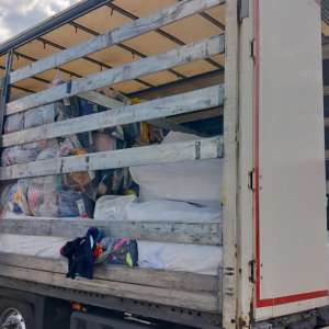 TIR încărcat cu peste 34 tone deșeuri, oprit la intrarea în țară