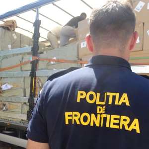 Bunuri contrafăcute, în valoare de peste 2.000.000 lei, descoperite într-un autocamion în PTF Calafat
