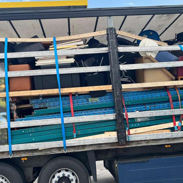 TIR încărcat cu 15 tone deșeuri, oprit la intrarea în România