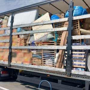 TIR încărcat cu 15 tone deșeuri, oprit la intrarea în România