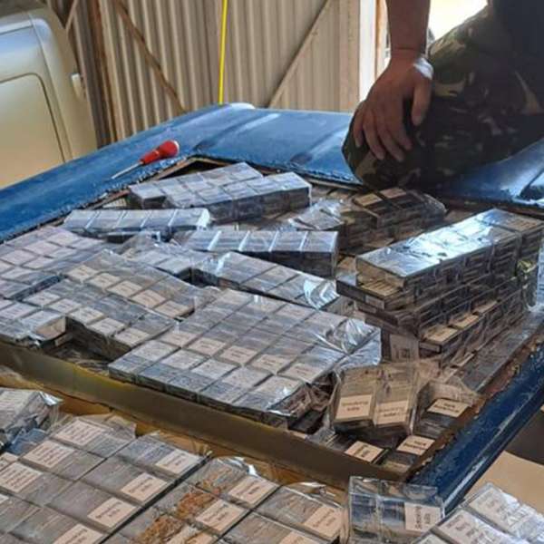 Aproximativ 11.000 pachete cu țigări ascunse în plafonul unui microbuz