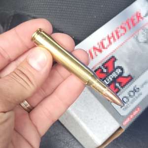 Cartușe pentru armă de vânătoare și dispozitiv tip amortizor descoperite într-o mașină