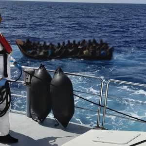 Directorul Executiv al Frontex în vizită de lucru la bordul navei Poliţiei de Frontieră. Peste 1.600 de persoane salvate de echipajele navelor PFR