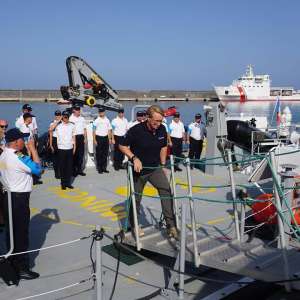 Directorul Executiv al Frontex în vizită de lucru la bordul navei Poliţiei de Frontieră. Peste 1.600 de persoane salvate de echipajele navelor PFR